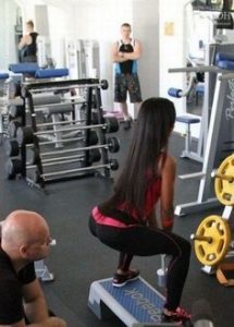 Mirar chica en el gym